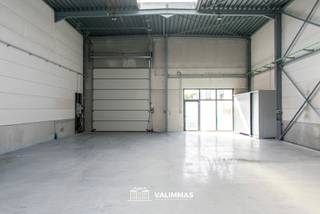VALIMMAS verhuurt in het bedrijvenpark "ID-PARK BIS" dit nieuwe bedrijfsgebouw met 3 parkeerplaatsen ...
Bedrijfsruimte (± 11,85 x 19.58 = 232m²);
→ vrije hoogte ± 6,5m;
→ vloer in gepolierd beton;
→ geautomatiseerde sectionaalpoort (breedte ± 4m x hoogte ± 4,50m);
→ dak in gegalvaniseerde golfplaten op metalen draagstructuur – lichtstraat – 6x LED-armaturen;
→ elektriciteit: 3-fasig;
→ kitchenette en toilet.
Het ID-PARK ontsluit op de N9 (Brusselbaan) Brussel-Aalst. Makkelijke verbinding naar E40 Affligem.