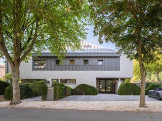 Ga naar de website van de makelaar en schrijf u in bij het pand te koop voor één van de bezoekdagen . <br /><br />Op een mooi aangelegd perceel van 700 m² bevindt zich dit veelzijdig pand met 437 m² benutbare vloeroppervlakte. De eigendom onderscheidt zich door de combinatie van een volwaardige woonfunctie met een uitzonderlijk grote professionele ruimte, waardoor ze bijzonder interessant is voor wie wonen en werken onder één dak wil verenigen .<br /><br />Op het gelijkvloers heeft u een aparte toegang tot het professioneel gedeelte met een mooie fotostudio of polyvalente ruimte, twee bureauruimtes, opslagruimte, technische ruimtes, kleedruimte en apart sanitair. <br />Aan de voorzijde parkeerplaats en een private inkom naar het woongedeelte. <br /><br />Dankzij deze indeling kan het professionele gedeelte functioneren zonder de privacy van het woongedeelte uit het oog te verliezen.<br /><br />De eerste verdieping vormt het hart van het woongedeelte. Hier bevinden zich een royale leefruimte met tv-/bibliotheekzone, een Bulthaup designkeuken met toestellen en aansluitend een ruim buitenterras.<br />Een was/berging, hall, vestiaire, toilet, de masterbedroom met dressing en een moderne badkamer.<br /><br />Op de tweede verdieping bevinden zich een nachthal, een badkamer, een berging en een grote slaapkamer of 2 kamers. <br /><br />Residentiele woonomgeving "De Campagne" nabij het centrum van Mariakerke , met diverse winkels, scholen, openbaar vervoer, vlotte verbindingen , … <br /><br />Meer info: sofie@makelaarshuys.be of 0468 24 65 84