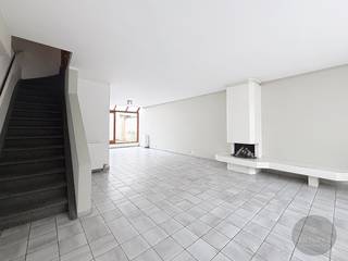 Gelegen op een aantrekkelijke en centrale locatie, nabij de supermarkten, school, sportcomplex en enkele meters van de Lippenslaan en het openbaar vervoer.<br /><br />Deze ruime bel-etage biedt op het gelijkvloers een inkomhal met gastentoilet, een grote garage, een berging en wellnessgedeelte.<br />De woonkamer is ruim en licht en beschikt over een open keuken. Vanuit de woonkamer heb je direct toegang tot een groot terras. <br />Er zijn drie comfortabele slaapkamers en een badkamer op de tweede verdieping.<br />Op de zolderverdieping bevindt zich nog een slaapkamer met een zonnig terras, waar je kunt genieten van het uitzicht en de frisse lucht. <br /><br />De ideale woning voor een groter gezin of voor het creëren van een werk/hobbyruimte .