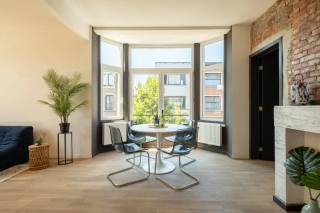 <p>Meer foto's en alle informatie vindt u op www.kop.immo.<br /><br />Lichtrijk hoekappartement met karakter op het Kiel, volledig gerenoveerd in 2023. <br /><br />Julius De Geyterstraat 207 ligt op een vlot bereikbaar punt op het Kiel. Ring, verbindingswegen en openbaar vervoer zijn allemaal vlakbij. Dagelijkse winkels bereik je te voet. Het Middelheimpark, Park den Brandt en het Nachtegalenpark liggen op vijf minuten fietsen. <br /><br />Het appartement bevindt zich op de eerste verdieping van een kleinschalig gebouw. Door de hoekpositie heeft de leefruimte ramen op twee gevels, wat zorgt voor opmerkelijk veel daglicht. <br />Via de inkomhal, met afzonderlijk toilet, kom je in de ruime leefruimte. <br />Er zijn twee slaapkamers, waarvan één met een extra dressing. <br />De volledig ingerichte keuken beschikt over een ruime bergruimte. <br />De badkamer is voorzien van een douche en spoelbak. <br /><br />Het gebouw werd in 2023 gerenoveerd. De elektrische keuring is blanco, de maandelijkse lasten zijn laag en het pand is onmiddellijk beschikbaar. EPC label B (128 kWh/m²/j). <br /><br />Extra: kelderberging voorzien.<br /><br />Stedenbouwkundige inlichtingen in aanvraag.</p>