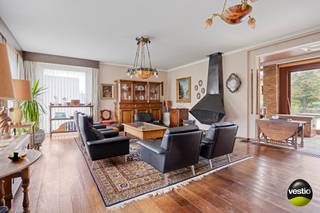 <strong>Ruime villa op toplocatie nabij het centrum van Bilzen – Leterweg 65.</strong><br /><br />Op wandelafstand van het bruisende stadscentrum van Bilzen en alle dagelijkse voorzieningen, bevindt zich deze ruime en charmante tijdloze villa in een rustige en gegeerde woonwijk. <br />Een toplocatie waar rust, groen en bereikbaarheid hand in hand gaan. Vlakbij bevinden zich prachtige wandel- en fietsroutes. <br />De opritten van de autosnelwegen liggen op amper 3 kilometer. Vlotte verbinding met omliggende steden.<br /><br /><br /><strong>Indeling en troeven</strong><br />De villa staat op een royaal perceel van 46a 89ca met een perceelbreedte van 35 meter en een ruime woonoppervlakte van 320 m².<br />De prachtige parktuin biedt een weids uitzicht over het achterliggende groengebied van de Katteberg. Dankzij de diepe inplanting geniet u rondom van groen en privacy.<br /><br />Binnen wordt u verwelkomd door lichtrijke en ruime vertrekken, grote raampartijen met overvloedige daglichtinval en een functionele, goed doordachte indeling.<br />De woning beschikt over drie slaapkamers en een zolderverdieping die momenteel is ingericht als appartement, maar ook perfect dienst kan doen als extra slaapruimte, hobbykamer of thuiskantoor.<br /><br />Via de centrale inkomhal komt u in de ruime en lichte leefruimte met open haard, die onmiddellijk een gevoel van warmte en gezelligheid oproept. Aansluitend bevindt zich een extra zitruimte met panoramisch tuinzicht en een tweede haardvuur.<br />De charmante eetkamer, afgewerkt met parketvloer, sluit aan op een praktische bureelhoek met uitzicht op het terras.<br />Via een schuifpui bereikt u het terras (64,7m²), waar u heerlijk kunt genieten van het zicht op de tuin en het achterliggende parkgebied.<br />Ook de ingerichte leefkeuken heeft een aangename connectie met de tuin. Aansluitend vindt u een handige berging met aparte ingang en toegang tot de zolderverdieping.<br /><br />In het nachtgedeelte leidt de hal naar drie slaapkamers, een berging en een badkamer met dubbele wastafel en douche. De master bedroom beschikt over een rechtstreekse toegang tot de badkamer.<br /><br />Op de verdieping verleent de overloop toegang tot het appartement (83m²), ingedeeld met een ruime leefruimte, een ingerichte keuken, een badkamer met douche en wastafel, en een comfortabele slaapkamer. De ruime bergzolder (134m²) biedt bovendien de mogelijkheid om extra woon- of slaapruimte te creëren.<br /><br />De woning is volledig onderkelderd, met diverse bergruimtes, een technische ruimte (CV) en een ruime dubbele inpandige garage voorzien van automatische poorten.<br /><br /><strong>Buitenruimte</strong><br />De westgeoriënteerde parktuin is onderhoudsvriendelijk aangelegd met sierlijke hagen en unieke loofbomen en een prachtige vijver met fontein.<br />De volwassen bomen zorgen voor natuurlijke schaduw en versterken het gevoel van rust en privacy.<br /><br /><strong>Belangrijkste troeven</strong><br />- Gegeerde en residentiële locatie in een groene omgeving nabij het centrum van Bilzen en De Katteberg. Autoluwe straat.<br />- Royaal perceel van 46a 89ca met een unieke perceelbreedte van 35 meter.<br />- Ruime villa, volledig onderkelderd met dubbele garage<br />- Zolderverdieping ( Totaal 216m²) met diverse invulmogelijkheden (studio, kantoor, hobbyruimte, extra slaapkamers)<br />- Lichtrijke woning met royale vertrekken en prachtig tuinzicht rondom<br />- Privacy en rust dankzij de diepe inplanting<br />- Uitstekende staat van onderhoud<br /><br />Om het <strong>EPC label F te verbeteren naar label D </strong>volstaat het de spouwmuren te isoleren.<br />De prijsraming hiervoor is 8.882 € - mogelijke premie van 4.441 € = <strong>4.441 €</strong><br /><br /><br /> Voor meer info of een bezoek ter plaatse, contacteer ons op 0473 79 29 30 of mail naar luc@vestio.com<br /><br />