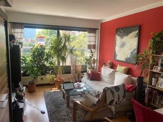 Mooi appartement op de 4de verdieping. Inkom met vestiaire en apart toilet. Prachtige lichtrijke living met open keuken ( elektrische...