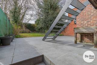 KIJKDAG ZAT. 22/08 VAN 10U - 12U (op afspraak!!) 053/60.65.60.<br />AALST - Instapklaar appartement met 2 kamers, tuin en garage op topligging. <br />Dit appartement geniet van een uitstekende centrale ligging, vlakbij scholen, winkels, het centrum, het ASZ, openbaar vervoer en met een vlotte verbinding naar de E40.<br /><br />Bij het binnenkomen kom je in de centrale inkomhal. Van hieruit bereik je de ruime en gezellige leefruimte met eetplaats en zithoek, die naadloos aansluit op de volledig geïnstalleerde open keuken. De keuken is uitgerust met kwalitatieve toestellen en beschikt bovendien over een handige, aansluitende berging.<br /><br />De badkamer is voorzien van een douche, wastafel en toilet. De twee slaapkamers bevinden zich achteraan het gebouw en zijn rustig georiënteerd naar de tuin. Vanuit één van de slaapkamers heb je rechtstreeks toegang tot de ruime, volledig afgesloten tuin.<br /><br />De tuin beschikt over een groot aangelegd en overdekt terras, ideaal om in alle rust van het buitenleven te genieten. De tuin is niet alleen bereikbaar via de slaapkamer, maar ook via de garage. Vanuit de tuin heb je bovendien vlotte toegang tot de gemeenschappelijke berging en de grote private garage voor twee wagens, uitgerust met een sectionale en elektrische poort.<br /><br />Het gebouw beschikt reeds over een recent vernieuwd dak. Het appartement wordt verwarmd via centrale verwarming op gas en is verder uitgerust met conforme elektriciteit, een videofoon, dubbele beglazing, etc.<br /><br />Kortom, een instapklaar appartement op een toplocatie. Boek snel je bezoek!<br />De vermelde prijs is een richtprijs. Na ontvangst van de biedingen zal de verkoper beslissen of hij/zij de eigendom verkoopt aan het beste bod. De richtprijs is aldus niet bindend voor de verkoper. Voor meer info kunt u ons contacteren of het reglement raadplegen op onze website.