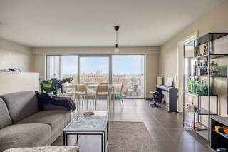 Dit zeer energiezuinig appartement combineert een knappe afwerking met een logische indeling. Gelegen op de zesde verdieping geniet je van rust, heerlijke lichtinval en een zalig uitzicht. De nabijheid van water is een absolute troef. Het appartement (65 m²) bestaat uit 1 slaapkamer en een grote leefkamer met in het verlengde het terras. Aan de keuken paalt een praktische berging met voorzieningen voor een wasmachine. Momenteel is het appartement verhuurd voor € 830/maand.Bij het appartement hoort een autostaanplaats die mee moet aangekocht worden voor € 30.000Bestuursmaatregelen in het maatregelenregister: in aanvraag