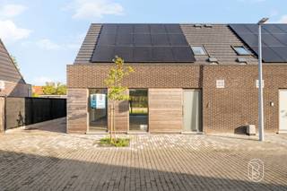 Energiezuinige nieuwbouwwoning (verkoop onder registratierechten!) met 3 slaapkamers, oprit en zonnige tuin!Rustig gelegen, energiezuinig en helemaal klaar om jouw thuis te worden! Deze mooie halfopen bebouwing combineert hedendaags wooncomfort met een praktische indeling en tal van energiezuinige troeven. Bovendien is aankoop onder registratierechten mogelijk, wat deze woning extra interessant maakt voor wie op zoek is naar een nieuwbouwwoning.Bij het binnenkomen vind je een inkomhal met apart toilet, die leidt naar een aangename en lichtrijke leefruimte. De open keuken vormt het hart van de woning en biedt de koper nog de mogelijkheid om zelf inspraak te hebben in de verdere afwerking. Aansluitend is er een praktische berging/wasplaats.Op de eerste verdieping bevinden zich een ruime overloop, 3 slaapkamers, een badkamer met lavabo en inloopdouche en een apart toilet. Daarnaast beschikt de woning over een zolder, ideaal als extra bergruimte.Buiten geniet je van een eigen oprit en een aangelegde, zonnige tuin met terras, perfect om heerlijk te ontspannen of gezellig te genieten met familie en vrienden.Troeven:Nieuwbouw (aankoop onder registratierechten), vloerverwarming (warmtepomp), dubbele beglazing, conforme elektriciteit, 15 zonnepanelen, + batterij, regenput (10.000L), energiezuinig!Ben je op zoek naar een instapklare nieuwbouwwoning ? Dan is deze woning absoluut een bezoekje waard!Bezoek na afspraak met Immo Beguin: tessa@immobeguin.be