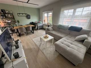 <p><span>D</span><span>it charmante appartement is gelegen in de doodlopende straat pal aan het centrum van Wilrijk, in een rustige, groene woonomgeving, supermarkten, scholen, winkels, apotheek en openbaar vervoer in de buurt.</span></p><p><span>Het appartement bevindt zich op de bovenste verdieping (2eV), in een goed onderhouden, klein gebouw, zonder lift. </span></p><p><span>Het zeer goed onderhouden appartement bestaat uit een mooie leefruimte, praktisch ingerichte keuken, berging, waspaats met uitgietbak, mooie badkamer met inloopdouche, badkamermeubel met dubbele lavabo, toilet op mooie tegelvloer en twee mooie slaapkamers (11,3 - 11,8m²) op laminaatvloer.</span></p><p><span>Troeven:</span></p><p><span> </span></p><p><span>+ centrale ligging in een doodlopende straat</span></p><p><span>+ veel lichtinval mede dankzij 3 lichtkoepels</span></p><p><span>+ appartement op de bovenste verdieping</span></p><p><span>+ klein gebouw</span></p><p><span>+ energielabel B</span></p><p><span> </span></p><p><span>Benieuwd? Maak snel uw afspraak op www.immodelaet.be of op 036440088</span></p><p><span> </span></p><p><span> </span></p>
