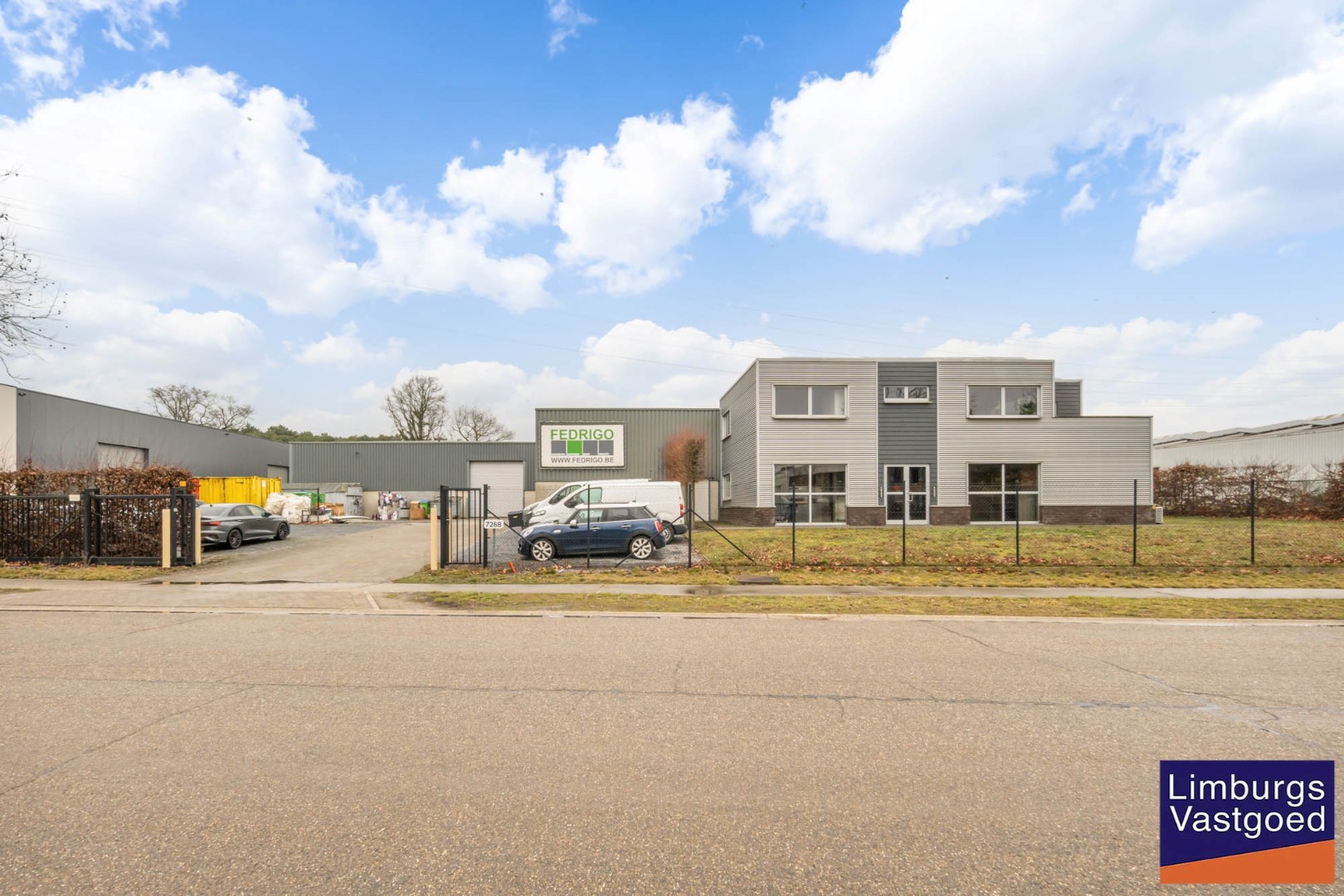 Industrieel gebouw, met woonst.1.696m², met kantoren 120m² + appartement 120m², Genk-Zuid - foto 2