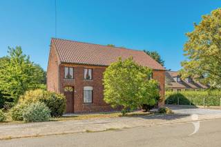<p><span>Op zoek naar ruimte, mogelijkheden en een strategische ligging? Dan is deze karaktervolle woning uit 1930 absoluut het ontdekken waard. </span></p><p><span> </span></p><p><span>Deze </span><span>zeer ruime woning met maar liefst 250 m² bewoonbare oppervlakte</span><span> is gelegen op een </span><span>zonnig zuidwest georiënteerd perceel van 8A 09CA</span><span> te Aarschot. </span></p><p><span>Dankzij de royale oppervlaktes en de vele beschikbare ruimtes biedt deze woning een bijzonder interessante basis voor wie op zoek is naar een woning die volledig naar eigen smaak en behoeften kan worden ingericht. </span></p><p><span> </span></p><p><span>De woning beschikt momenteel over </span><span>maar liefst 6 slaapkamers</span><span>, een badkamer, een ruime leefruimte, keuken en verschillende bergruimtes. De stevige constructie en de omvangrijke indeling zorgen voor </span><span>een overvloed aan mogelijkheden</span><span>. </span></p><p><span> </span></p><p><span>De woning dateert uit </span><span>1930</span><span> en is vandaag toe aan een </span><span>esthetische én energetische renovatie</span><span>. Net hierin schuilt het grote potentieel: u krijgt de kans om een karaktervolle woning om te vormen tot een hedendaagse thuis, volledig afgestemd op uw eigen wensen. </span></p><p><span> </span></p><p><span>Ook buiten heeft deze woning heel wat te bieden. Het </span><span>zuidwest georiënteerde perceel</span><span> zorgt voor een aangename, zonnige tuin. </span></p><p><span> </span></p><p><span>Dankzij de combinatie van </span><span>250 m² woonoppervlakte, 6 slaapkamers en een perceel van ruim 8 are</span><span> is deze woning bijzonder geschikt voor verschillende woonconcepten: </span></p><p><span> </span></p><ul><li><span>Grote gezinnen</span><span> die nood hebben aan veel ruimte </span></li><li><span>Zelfstandigen</span><span> die wonen en werken willen combineren </span></li><li><span>Co-housing</span><span> dankzij de vele kamers en mogelijkheden </span></li><li><span>Kangoeroewonen</span><span> of een meergezinsconcept, mits de nodige vergunningen en aanpassingen </span></li><li><span>Renovatiezoekers</span><span> die een ruime woning volledig naar eigen hand willen zetten </span></li></ul><p><span> </span></p><p><span>Een woning met karakter, ruimte en vooral enorm veel potentieel.</span><span> Wie verder kijkt dan de huidige afwerking, ontdekt hier een bijzonder interessante eigendom op een aantrekkelijke locatie in Aarschot. </span></p><p><span> </span></p><p><span>Interesse? Contacteer ons via 016 15 31 15 of <span>info@immolivit.be</span></span><span> </span></p><p><span> </span></p><p><span> </span></p><p><span> </span></p><p><span> </span></p><p><span> </span></p><p><span> </span></p>
