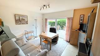 Appartement met ondergrondse parkeerplaats<br />Gemeubeld appartement op het 1e verdiep in rustige straat nabij strand en winkels. Lichtrijke living met schuifraam, ingerichte keuken en 1 slaapkamer. Badkamer met douche, wastafel en toilet en ruime gemeenschappelijke buitenruimte. Inclusief ondergrondse parkeerplaats.<br /><br />EPC: 324 kWh/(m² jaar) – Label D<br />Meer info en documenten op immodepanne.be