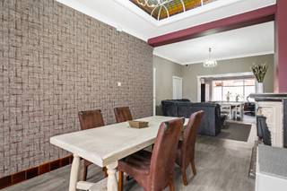 Op te knappen stadswoning met werkhuis en achtergelegen garages.Indeling en omschrijving:Deze karaktervolle, ruime stadwoning biedt een zee aan...