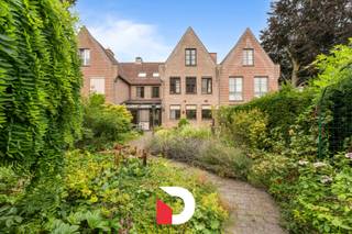 Ontdek deze burgerwoning met grote stadstuin en inpandige garage gelegen in een rustig achterliggend straatje aan de charmante Potterierei/Langerei in centrum Brugge. Een idyllische centrumlocatie waar u in alle rust woont, weg van het drukke toeristische deel en tevens vlot bereikbaar. <br /><br />Deze statige burgerwoning beschikt over een brede gevel en bijgevolg ook ruime stadstuin. De aanwezigheid van een inpandige garage met automatische poort is toch een unieke troef op deze centrale locatie. <br /><br />De woning heeft een praktische indeling: inkomhal met gastentoilet, riante L-vormige leefruimte die op vandaag opgedeeld is in zithoek, eetplaats en bureel. Hiernaast vinden we de keuken met ontbijthoek terug, annex wasberging en koele berging. Vanuit de leefruimte en keuken heb je zicht op de gezellige groene stadstuin die perfect georiënteerd is. <br /><br />Op verdieping 1 vinden we de masterbedroom met annex dressing en hoofdbadkamer terug, alsook een 2e en 3e volwaardige slaapkamer met op de gang nog een afzonderlijke 2e badkamer.<br />Op verdieping 2 (ook bereikbaar via vaste trap) vinden we een volwaardig verdiep terug die op vandaag atelier/hobbyruimte is, maar perfect kan dienen om extra slaapkamers en badkamer in te creëren. <br /><br />Voorts is er nog een handige droge kelder en inpandige garagebox aanwezig. <br /><br />Contacteer ons snel voor een bezoek aan dit veelbelovend eigendom met prachtige stadstuin via info@delbecque.immo of op het nummer 050 45 03 45.