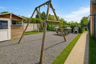 Alleenstaande woning met veel potentieel op een perceel van 655 m² te Houthulst<br /><br />In een rustige, groene omgeving bevindt zich deze alleenstaande woning op een ruim perceel van 655 m², ideaal voor wie houdt van ruimte, rust en open verzichten.<br /><br />Op het gelijkvloers kom je binnen in een lichtrijke leefruimte met aansluitend een volledig ingerichte keuken. Verder is er een bureauruimte aanwezig die perfect kan dienen als derde slaapkamer. De badkamer op het gelijkvloers is uitgerust met een ligbad, lavabo en toilet. Daarnaast beschikt de woning over een kelder onder de volledige woning en maar liefst twee garages.<br /><br />Op de eerste verdieping bevinden zich twee volwaardige slaapkamers en een tweede badkamer met ligbad, lavabo en toilet. Via een uitklapbare trap is er toegang tot een zolderruimte. Een tweede zolder is gelegen boven de garage en biedt extra opbergmogelijkheden.<br /><br />De zuidgerichte tuin met een oppervlakte van ca. 595 m² is een absolute troef. Deze is voorzien van een ponypiste en biedt prachtige open verzichten, ideaal voor dierenliefhebbers en wie in alle rust wil genieten van het buitenleven.<br /><br />De vermelde prijs is een richtprijs, elk bod wordt voorgelegd aan de eigenaar die zich het recht voorbehoudt om dit te aanvaarden of te weigeren.<br /><br />Neem voorsprong met een vrijblijvende en gratis schatting van uw eigendom via:<br />http://www.residentievastgoed.be/gratisonlineschatten<br /><br />EPC: 489 kWh/m²(Ref: NI25670)