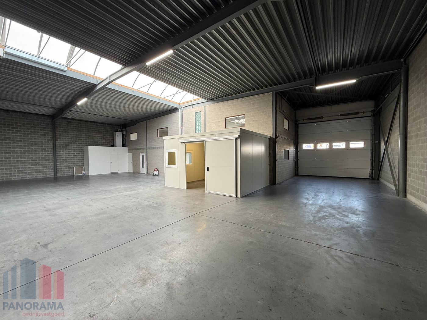 Ruim magazijn van 840 m² met kantoorruimte in Kruisem - foto 2