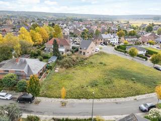 Het perceel is gelegen op een rustige locatie in Lembeek in de residentiële wijk "Kriekeveld".De bouwgrond is een ideale uitvalsbasis met alle...