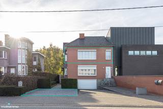 INSTAPKLAAR EN GEMEUBELD APPARTEMENT MET 2 SLAAPKAMERS, 2 AUTOSTAANPLAATSEN EN 2 BERGINGEN NABIJ HET CENTRUM VAN TONGEREN<br /><br />Dit instapklare appartement vinden we terug aan de Astridlaan 91/2 te Tongeren en is gelegen op minder dan 15 minuten wandelen van het centrum. Dankzij de centrale ligging bevinden verschillende voorzieningen zich op wandelafstand. Zo zijn onder andere een Colruyt, Carrefour, bakker en diverse andere voorzieningen op minder dan 400 meter van het appartement gelegen. Ook het openbaar vervoer is vlot bereikbaar. Daarnaast bevindt de autosnelweg zich op slechts 10 minuten rijden, waardoor ook omliggende steden gemakkelijk bereikbaar zijn.<br /><br />Het appartement is gelegen op de eerste verdieping en is bereikbaar via de trap. De indeling is als volgt:
<ul>
<li><span>Inkomhal.</span></li>
<li><span>Woonkamer met aangename zit- en eetruimte.</span></li>
<li><span>Keuken.</span></li>
<li><span>Twee slaapkamers, waarvan één slaapkamer voorzien is van praktische inbouwkasten.</span></li>
<li><span>Badkamer met enkele lavabo, toilet en douche.</span></li>
</ul>
Daarnaast beschikt het appartement over twee autostaanplaatsen: één aan de voorzijde van het gebouw en één in de garage. Het appartement beschikt bovendien over twee kelders in de garage, die extra bergruimte bieden en onder andere geschikt zijn voor het stallen van fietsen.<br /><br />De bewoners kunnen eveneens gebruikmaken van de gemeenschappelijke tuin, waarvan het onderhoud wordt voorzien.<br /><br />Het appartement wordt gemeubeld verhuurd en de meubels zijn inbegrepen in de huurprijs. Ook de wasmachine en droogkast behoren tot de verhuur en blijven ter beschikking van de huurder. Er zijn geen gemeenschappelijke kosten verbonden aan het appartement.<br /><br />Wilt u graag een bezichtiging inplannen voor dit gemeubelde en instapklare appartement? Contacteer ons dan vrijblijvend via info@matisimmo.be.<br />