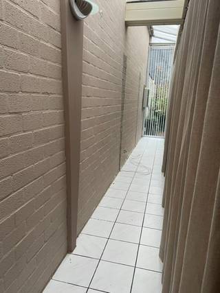 Deze ruimte is indien gewenst onmiddellijk beschikbaar en geschikt voor verschillende doeleinden.Opp. zaal = 70 m²Opp. 2 aparte lokalen / kantoren /...