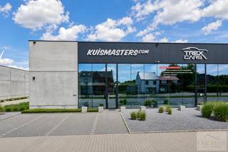 <strong>Ondernemen op een locatie die uw bedrijf mee doet groeien</strong>. Dat is exact wat dit hoogwaardige bedrijfsgebouw te bieden heeft. Gelegen op een <strong>uitstekend bereikbare toplocatie in Pelt</strong>, vlakbij Lommel en op slechts enkele minuten van de <strong>Nederlandse grens,</strong> combineert dit pand een professionele uitstraling met een uitzonderlijk functionele indeling. De ideale uitvalsbasis voor bedrijven die belang hechten aan bereikbaarheid, representativiteit en efficiëntie.<br /><br />Met een <strong>totale bruikbare oppervlakte van 567 m²</strong> biedt dit instapklare bedrijfsgebouw alles wat een moderne onderneming nodig heeft: een ruime showroom, stijlvolle kantoorruimtes, een praktisch magazijn en voldoende parkeergelegenheid voor klanten en medewerkers.<br /><br /><strong>Gelijkvloers – ca. 390 m²</strong><br /><br />Via de verzorgde inkom betreedt u een <strong>representatieve showroom van circa 84 m²</strong>. Dankzij de grote glaspartijen geniet deze ruimte van een overvloed aan natuurlijk daglicht en vormt ze de perfecte plaats om klanten professioneel te ontvangen of uw producten en diensten optimaal te presenteren.<br /><br />Aansluitend bevindt zich een<strong> ruim open kantoor</strong> met plaats voor minstens <strong>vier werkplekken,</strong> ideaal voor een vlotte samenwerking binnen uw team.<br /><br />Verder beschikt het gelijkvloers over:<br /><br />Een volledig ingerichte keuken.<br />Een ruime berging/archiefruimte.<br />Een magazijn van <strong>circa 150 m²</strong> aan de achterzijde, perfect voor opslag, logistiek of lichte productie.<br /><br />Verdieping<br /><br />Ook de bovenverdieping werd volledig ingericht met het oog op comfort en functionaliteit. Hier bevinden zich:<br /><br />Drie afzonderlijke, ruime bureelruimtes.<br />Een tweede volledig ingerichte keuken.<br />Toilet.<br />Douche.<br /><br />Hierdoor is deze verdieping perfect geschikt voor administratie, management, vergaderruimtes of directiekantoren.<br /><br />Waarom kiezen voor dit bedrijfsgebouw?<br /><br />✔ Totale bruikbare oppervlakte van 567 m²<br />✔ Circa 390 m² op het gelijkvloers<br />✔ Representatieve showroom van 84 m²<br />✔ Magazijn van 150 m²<br />✔ Groot kantoor met plaats voor minstens vier werkplekken<br />✔ Drie extra kantoorruimtes op de verdieping<br />✔ Twee volledig ingerichte keukens<br />✔ Toilet én douche aanwezig<br />✔ 6 privatieve parkeerplaatsen voor de deur<br />✔ Moderne architectuur met een professionele uitstraling<br />✔ Grote glaspartijen en uitzonderlijk veel natuurlijke lichtinval<br />✔ Instapklaar en onmiddellijk beschikbaar voor diverse bedrijfsactiviteiten<br />✔ Geschikt voor showroom, kantoren, dienstverlening, vrije beroepen, groothandel, e-commerce of een combinatie van administratie en opslag<br />Strategische ligging<br /><br />De ligging vormt zonder twijfel één van de grootste troeven van dit bedrijfsgebouw. Gelegen in <strong>Pelt</strong>, op korte afstand van <strong>Lommel</strong> en de <strong>Nederlandse grens</strong>, geniet u van een uitstekende bereikbaarheid via de belangrijkste invals- en uitvalswegen. Zowel klanten, leveranciers als medewerkers bereiken uw onderneming snel en vlot.<br /><br /><strong>Een investering in de toekomst van uw onderneming</strong><br /><br />Een bedrijfsgebouw is meer dan alleen een werkplek; het is het visitekaartje van uw onderneming. Dankzij de moderne architectuur, de kwalitatieve afwerking, de veelzijdige indeling en de uitstekende commerciële ligging biedt dit pand alle ingrediënten om uw bedrijf verder te laten groeien.<br /><br />Bent u op zoek naar een representatieve bedrijfslocatie waar uitstraling, comfort en functionaliteit hand in hand gaan? Dan is dit unieke bedrijfsgebouw zonder twijfel een bezoek waard.<br /> 