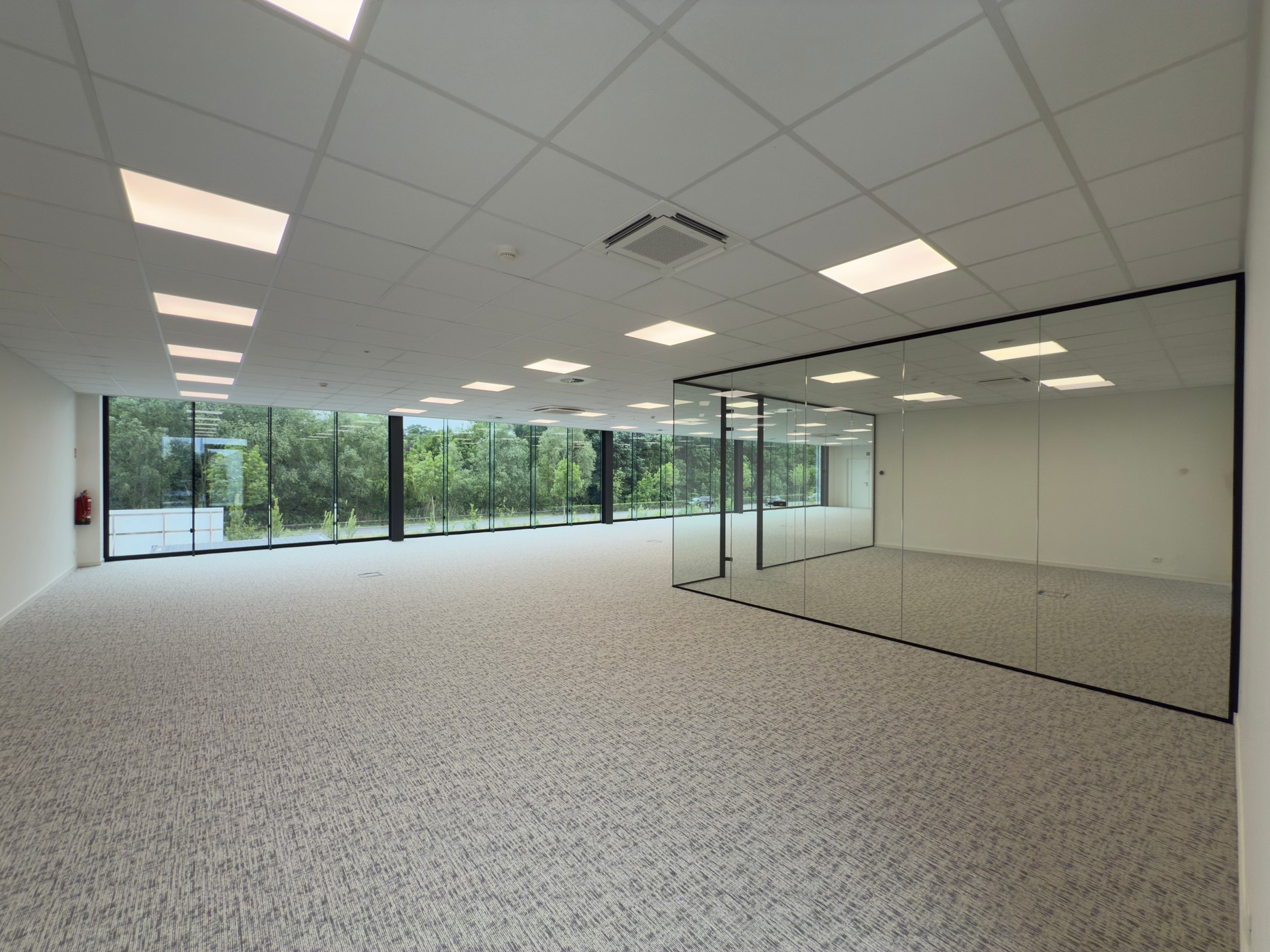 KMO unit 260 m² met kantoor 296m² te Olsene vlak aan E17 - foto 5