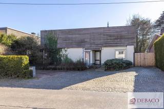 Prachtige riante woning, in uitstekende staat en goed onderhouden, bestaat:* op het gelijkvloers uit een inkomhal met vestiaire en aparte WC,...