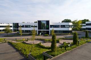 Ontdek deze gerenoveerde polyvalente ruimte in een strategisch gelegen industriegebied. Ruimte van +/- 1200 m² verdeeld als: 717 m² kantoor en 495 m² atelierruimte. <br />Beschikbaar vanaf 01/04/2025. Het pand maakt deel uit van een complex met zes afzonderlijke gebouwen, allemaal op aparte percelen en volledig gerenoveerd in +/- 2020 (incl. gevel en ramen).<br /><br />✅ Uitstekende bereikbaarheid – op wandelafstand van station Groot-Bijgaarden en direct naast de RO<br />✅ Moderne uitstraling – recente renovaties zorgen voor een instapklaar en professioneel karakter<br /><br />Deze ruimte is ideaal voor bedrijven die op zoek zijn naar een flexibele en goed bereikbare locatie.<br /><br />Interesse? Contacteer ons vandaag nog voor meer informatie of een bezichtiging!