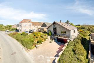 VALIMMAS verkoopt deze zeer ruime en welgelegen alleenstaande villa op ± 20 are, met dubbele garage en grote tuin....
Het gelijkvloers (op tuinniveau) bestaat uit een inkomhal met vestiaire, een toilet, een riante living met inbouwhaard, een ingerichte keuken, een wasplaats, twee slaapkamers, een badkamer, een overdekt terras met BBQ, en een grote tuin met terras en weide achteraan.
De verdieping herbergt een overloop met balkon vooraan, twee slaapkamers, een dressing/bureel, twee nog verder in te richten zolderkamers, en opbergruimtes.
Het kelderniveau (= straatniveau) omvat een dubbele garage, een proviandkelder, een stookplaats en een gedeelte kruipkelders.
Degelijke en solide woning met het nodige basiscomfort. Interieurs, technieken en energieprestatie wel nog verder te moderniseren.
Landelijk gelegen aan de rand van het dorp van Bekkerzeel, met makkelijke verbindingen naar Asse, Brussel, diverse industriezones,… . Mobiscore 7,8/10.