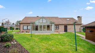 Landhuis met aangelegde tuin op 12 are 48 ca, gelegen op wandelafstand van centrum en scholen.Omvat: inkomhal, living 36m² + orangerie-veranda 21m²,...