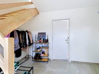 LIEU :<br /><br />La maison est située dans la campagne à Ruiselede, près du centre de Doomkerke. Ici, vous pouvez vous détendre complètement.<br />Cependant, vous êtes à une courte distance des autoroutes et des installations qu'Aalter a à offrir.<br /><br />MISE EN PAGE :<br /><br />Hall d'entrée - toilettes - bureau/chambre 1 avec douche et lavabo - salon avec cuisine ouverte équipée de tous les appareils électroménagers - grand débarras.<br /><br />Hall supérieur - 3 chambres - salle de bain avec baignoire, toilettes et lavabo - grenier par trappe.<br /><br />INFORMATIONS SUPPLÉMENTAIRES :<br /><br />Ce bien sera disponible sur préavis à partir du 01/09/2025. <br />D'un commun accord, il pourrait également être disponible à partir du 15/07/2025.<br /><br />Le chauffage central est fourni au gaz. Chauffage au sol en bas, radiateurs en haut. EPC Un score !<br /><br />Le jardin est entièrement aménagé et clôturé. Une terrasse bien exposée est également à votre disposition.<br />En plus de la présence d'un garage, une place de parking à l'avant sera également prévue par logement.<br />La maison est entièrement peinte et équipée de luminaires (espace de vie extérieur et cuisine).<br />Il y a une grande pièce de rangement adjacente à la cuisine.<br />Des panneaux solaires sont également fournis par maison, ce qui permettra d'améliorer les factures d'énergie.<br /><br />DEMANDE DE VISITE :<br /><br />Vous souhaitez visiter cette propriété ? N'oubliez pas de demander votre visite via MijnhuurProfiel ! N'oubliez pas de consulter également la visite virtuelle disponible sur le site Web de Dewaele !