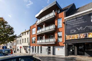 Aangenaam appartement te koop in Geraardsbergen met veel lichtinval.<br /><br />Het appartement heeft een living, aanbouwkeuken, apart toilet, badkamer met lavabo en bad (met douchescherm), wasmachine kan in de badkamer gezet worden. Verder zijn er 2 ruime slaapkamers, waarvan 1 met een terras en ingebouwde kast. <br />Lift beschikbaar.<br /><br />Vooraan is ook een aangenaam terras met mooi en weids zicht.<br /><br />Vloerverwarming op elektriciteit.<br />Elektriciteit is conform.<br />EPC D (geen renovatieverplichting)<br /><br />Berging in kelder is inbegrepen in de prijs.<br /><br />Er is ook een overdekte staanplaats bij het appartement te koop: €15.000<br /><br />Beschikbaar bij akte.<br /><br />Interesse? Bel Isabelle: 0498/10.69.56 of mail: Isabelle@cornelis-goeman.be