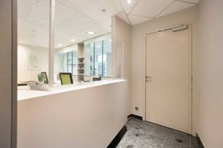 Handelspand gelegen in het centrum van Veurne. <br /><br /><strong>Indeling: </strong> <br /><em><u>Eerste kantoorruimte :</u></em><br />Volledig ingerichte bureauruimte, momenteel uitgebaat als bankkantoor: Inkomhal, ruime open bureauruimte, 2 vergaderruimten, opbergruimte en een apart toilet. <br /><br /><em><u>Tweede kantoorruimte </u>:</em><br />Kantoorruimte met keuken (voorzien van dubbele wastafel, dampkap, keramische kookplaat, vaatwasmachine, koelkast en microgolfoven), apart toilet en een bergruimte. <br /><br />Beide kantoorruimten delen een gemeenschappelijk terras. <br /><br /><u>EPC-waardes: </u><br />Kantoorruimte 1 : 285 kWh/(m² jaar)<br />Kantoorruimte 2 : 415 kWh/(m² jaar)<br /><br />Troeven: <br />- zeer centraal gelegen <br />- parkeermogelijkheden voor het kantoor <br />- voldoende ruimte <br /><br />Heeft u interesse in deze kantoorruimtes, neem contact met ons op! <br />058 31 58 58 of via hanne.huyghe@era.be