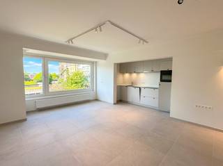 <em><strong>Residentie Sun Corner</strong></em><br /><br />Op de hoek van de Dumortierlaan en het Yzerpark bevindt zich deze volledig gerenoveerde studio op een uitstekende ligging in het hart van Knokke. Dankzij de grote raampartijen geniet u van een aangename lichtinval en een mooi open uitzicht.<br /><br />De studio beschikt over een lichtrijke leefruimte die plaats biedt voor zowel een zit- als eethoek, gecombineerd met een slaapbank of uitklapbed. De open keuken is volledig uitgerust met een vaatwasser, koelkast, combi-oven en alle nodige voorzieningen. Verder is er een praktische vestiairekast met voldoende bergruimte en aansluiting voor een wasmachine en droogkast.<br /><br />De badkamer werd volledig vernieuwd en ingericht met een inloopdouche, lavabo en toilet. Verduisterende gordijnen worden nog voorzien.<br /><br />Een ideale pied-à-terre voor wie wil genieten van alles wat Knokke te bieden heeft. Onmiddellijk beschikbaar.<br /><br /><u><strong>Huurvoorwaarden:</strong></u>
<ul>
<li>Forfait algemene kost: €50</li>
<li>Zowel voor hoofdverblijf als tweedeverblijf</li>
<li>Optionele tweedeverblijftaks ten laste van de huurder</li>
<li>Enkel privatieve verhuur, niet mogelijk via vennootschap</li>
<li>3 maand huurwaarborg</li>
<li>Kost plaatsbeschrijving 50/50</li>
<li>Nutsvoorzieningen op naam van de huurder</li>
<li>Huurdersverzekering verplicht</li>
</ul>
<strong>Ref: OGA726</strong><br /><br /><em>Opmerking:<br />Enkele beelden werden virtueel ingericht om de mogelijkheden van de ruimtes te tonen. Deze visualisaties zijn indicatief en niet contractueel. De werkelijke toestand van het pand primeert steeds.</em>