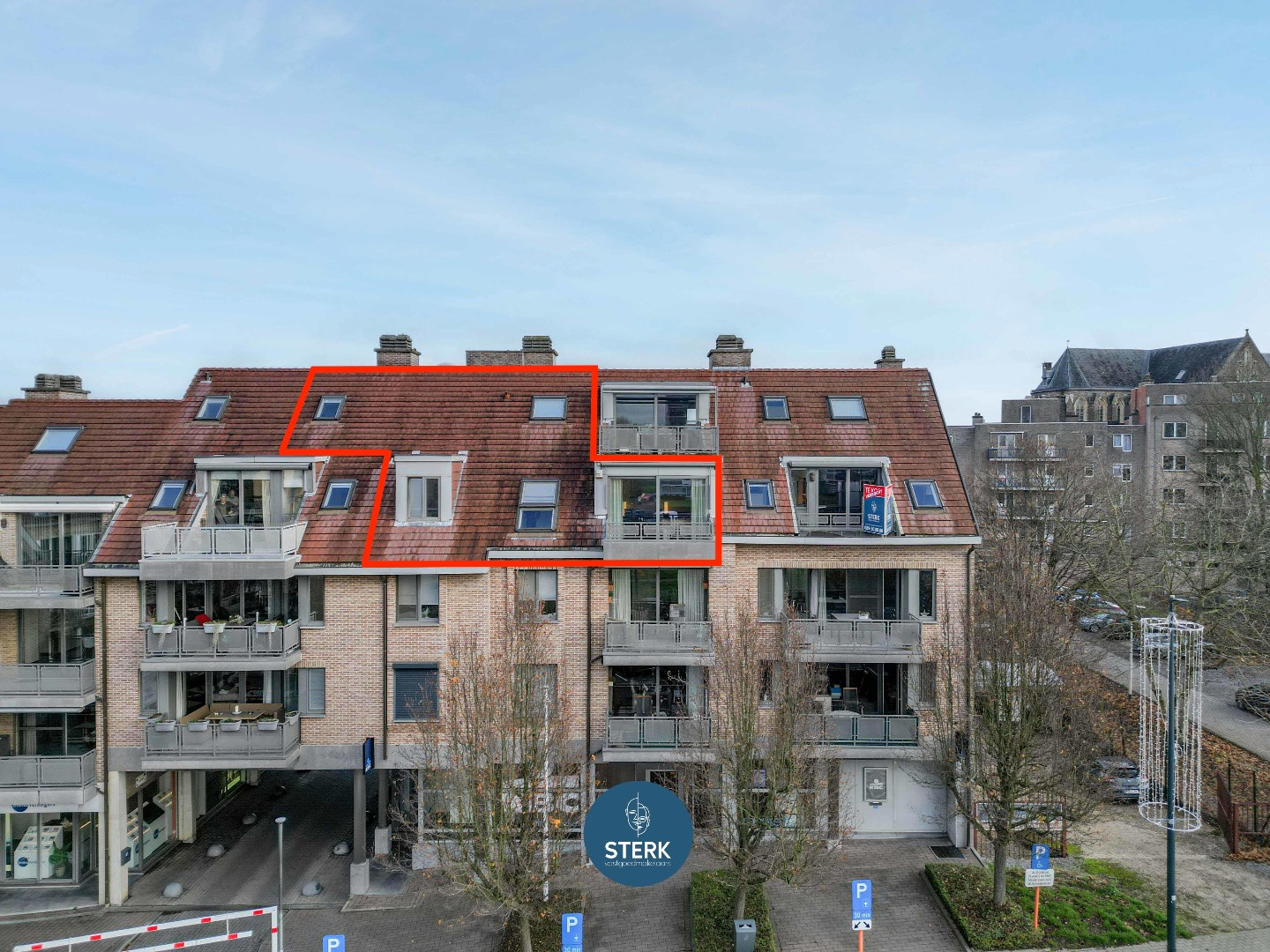 VERHUURD DUPLEX-APPARTEMENT OP EEN GUNSTIGE LOCATIE IN CENTRUM LANAKEN ! - foto 1