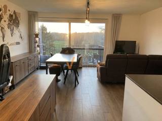<p><span>MODERN APARTEMENT IN BRASSCHAAT - 85M² MET 2 SLAAPKAMERS</span></p><p><span> </span></p><p><span>Dit moderne appartement is gelegen in het groene en residentiële Brasschaat en biedt een ideale combinatie van comfort, stijl en functionaliteit. Met een bewoonbare oppervlakte van 85m² beschikt deze woning over alles wat u nodig heeft voor een aangenaam wooncomfort.</span></p><p><span> </span></p><p><span>INDELING EN RUIMTES</span></p><p><span> </span></p><p><span>Het appartement bestaat uit </span><span>2 slaapkamers</span><span> die beide goed van natuurlijk licht voorzien zijn. De </span><span>moderne open keuken</span><span> is volledig uitgerust met inbouwapparatuur en een centraal werkeiland, waardoor deze naadloos aansluit bij de woonruimte. </span></p><p><span>De woonkamer is bijzonder ruim en voorzien van grote raampartijen die veel daglicht binnenlaten en een soepele verbinding bieden naar het balkon met uitzicht op de omgeving.</span></p><p><span> </span></p><p><span>BADKAMER EN SANITAIR</span></p><p><span> </span></p><p><span>De badkamer is voorzien van moderne faciliteiten met een </span><span>inloopdouche </span><span>en houten wastafelmeubel. Naast de badkamer bevindt zich een </span><span>aparte gastentoilet</span><span>.</span></p><p><span> </span></p><p><span>Het appartement beschikt over een technische/was ruimte met </span><span>thuis batterij.</span><span> (zonnepanelen en vloerverwarming)</span></p><p><span> </span></p><p><span>BALKON EN BUITENRUIMTE</span></p><p><span> </span></p><p><span>Het balkon biedt een perfect plek om van het buitenlucht te genieten met uitzicht op de groene omgeving van Brasschaat.</span></p><p><span> </span></p><p><span>GARAGE EN PARKEREN</span></p><p><span> </span></p><p><span>Inclusief </span><span>in deze woning is een eigen </span><span>garage </span><span>en </span><span>extra 1 autostaanplaats.</span></p><p><span> </span></p><p><span>- beschikbaar vanaf 1 Juni 2026</span></p><p><span>- maandelijkse onkosten 60€ (verbruik gemeenschappelijke delen en poetsen traphal)</span></p><p><span>- zeer energiezuinig, zonnepanelen met thuis batterij.</span></p>