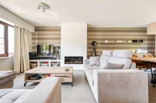Deze instapklare woning heeft enorm veel troeven waardoor het de ideale gezinswoning is. De indeling van de woning is als volgt: inkomhal met gastentoilet, aparte berging/wasplaats, inpandige garage met deur naar buiten toe. Op de 1e verdieping bevindt zich de aangename leefruimte in L vorm met ingebouwde gashaard, aparte keuken voorzien van toestellen en kastruimte, schuifraam naar het terras toe op de verdieping. Op de 2eV zijn er 2 grote slaapkamers aanwezig en een kinderkamer, badkamer met comb. ligbad/douche, lavabo en toilet. Buiten: overdekt terras, leuke zuid-tuin met voldoende privacy, tuinhuis met extra terras, 2 parkeerplaatsen vooraan.<br />Extra's: zonnepanelen (met certificaten van 450 euro, 2x per jaar nog twee jaar lang), elektriciteit conform, dak vernieuwd, gascondensatieketel met slimme thermostaat volledig vernieuwd in 2021. Zeer rustig gelegen in en uit het centrum!