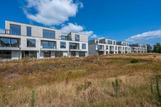 <strong><span>GROEN EN DUURZAAM WONEN IN HARTJE LOMMEL, WEG VAN ALLE DRUKTE, IN EEN PARKOMGEVING</span><br /><span>Thuiskomen in een oase van rust in een parkomgeving als je naaste buur?</span></strong><br /><br />Thuiskomen in een oase van rust in een parkomgeving als je naaste buur? Dat kan in Residentie Vennenpark!<br />Wonen in Residentie Vennenpark, dat is leven volgens je eigen ritme in een groene oase. Een belangrijke rol is daarbij weggelegd voor de unieke parktuin. Het kloppende hart van de site die de nieuwe buurt van zuurstof voorziet. Het wordt een fijne ontmoetingsplaats waar het gezellig toeven is.<br /><br />Residentie Vennenpark is gelegen in het hartje van Lommel, in de nieuwe ontwikkeling 'In 't Ven'. De autovrije zone zorgt voor rust en comfort en dit terwijl u in het levendige centrum woont. Alle belangrijke voorzieningen bevinden zich op wandelafstand. <br /><br />De volledige residentie voldoet aan alle hedendaagse comforteisen en is voorzien van duurzame energie: verwarming met geothermische (grond/water) warmtepomp in combinatie met vloerverwarming, zonnepanelen en ventilatiesysteem D.<br /><br />Kortom, Vennenpark biedt de ideale balans tussen wonen in het bruisende centrum en de rust en het groen van wonen in een park!<br /><br /><strong>Appartement, gelijkvloers, met een bruto bewoonbare oppervlakte van 85,67m² en zongericht terras van 11,25m² bestaande uit :<br />. inkomhal, toiletruimte, nachthal, wasplaats, 2 slaapkamers, badkamer, woon- en zitruimte, keuken, terras<br />. verplichte aankoop van 1 autostaanplaats en kelderberging</strong><br /><br /><span><u><strong>TROEVEN :</strong></u></span><br />. fijne locatie: rustig en in het groen op wandelafstand van het centrum<br />. hedendaagse en hoogwaardige architectuur ontworpen door Sculp (IT) architecten<br />. optimale en kwalitatieve benutting van de oppervlakte<br />. geothermische (grond/water) warmtepomp in combinatie met vloerverwarming en zonnepanelen<br />. ventilatiesysteem type D<br />. gunstig E-peil (<E20)<br />. instapklaar afgewerkt volgens de wensen van de klant<br /><br /><strong>Op zoek naar een appartement in een nieuwe groene stadsomgeving?<br />Wij maken graag tijd voor een persoonlijke afspraak om dit prachtige project aan u voor te stellen.<br />Contacteer ons via 0496/166 339 of via mail joris@limbo.be. </strong>