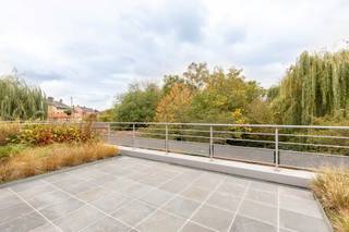 Dit prachtige appartement is gelegen in een kleinschalig gebouw bestaande uit 6- woongelegenheden.<br />Bij het betreden van het appartement komt u in een ruime inkomhal terecht.<br />Vanuit de inkomhal heeft u toegang tot een apart toilet, de leefruimte de badkamer en de 2-slaapkamers. De gezellige leefruimte met open, volledig uitgeruste keuken heeft enorm veel raampartijen die zorgen voor enorm veel lichtinval. Vanuit de leefruimte heeft u een prachtig zicht op het indrukwekkende terras met mooie beplanting.<br />Aansluitend aan de keuken bevindt zich een ruime, praktische berging met een aansluiting voor een wasmachine en een handige uitgietbak. De badkamer is voorzien van een ruime inloopdouche en dubbele lavabo. De 2-slaapkamers bevinden zich aan de voorzijde van het gebouw. Het ganse appartement is voorzien van lichtarmaturen en gordijnen.<br />Dit ruime appartement is praktisch ingedeeld en is uitstekend gelegen in een zeer geliefde omgeving.<br />Het appartement is gelegen op wandelafstand van de Abdij van Vlierbeek, het Provinciaal Domein, het Becker Remyplein en de Diestsesteenweg met tal van winkels,… Er is eveneens een bushalte voor het gebouw.<br />Het appartement beschikt over een autostaanplaats (bereikbaar met autolift), een ruime kelderberging en een fietsenstalling. Er is een lift aanwezig in het gebouw.<br />- EPC in opmaak - <br />Het appartement is onmiddellijk beschikbaar en de maandelijkse huurprijs bedraagt 1.350 EUR + een maandelijkse forfait van 100 EUR voor de gemeenschappelijke lasten. De nutsvoorzieningen (water, elektriciteit, gas en internet) dient de huurder zelf af te sluiten bij een leverancier naar keuze. <br />Op zoek naar een heerlijke thuis? Contacteer ons dan voor bijkomende informatie en een bezoek ter plaatse. info@covas.be // 016 40 60 20 // www.covas.be