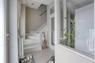 <p>Deze instapklare woning beschikt op het gelijkvloers over een lichtrijke leefruimte met een aangrenzende open keuken die uitkijkt op de tuin. Daarnaast is er een apart gastentoilet en een praktische bergruimte met aansluiting voor wasmachine en droogkast.</p><p>Op de eerste verdieping bevinden zich twee volwaardige slaapkamers met ingemaakte kasten en een badkamer uitgerust met douche, lavabo en toilet. De tweede verdieping biedt plaats aan een derde slaapkamer met ingebouwde kasten.</p><p>Verder is de woning voorzien van zonnepanelen, een ruime berging naast de woning en een extra tuinberging. De onderhoudsvriendelijke tuin is bovendien zonnig georiënteerd. Voor de woning is er ook parkeergelegenheid voorzien.</p>