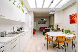 <p><span>GENT – Vous êtes à la recherche d'une propriété spacieuse de 3 pièces et d'un studio à Gand ? Ce bien est fait pour vous. </span></p><p><span> </span></p><p><span>Les principaux atouts en bref : </span></p><p><span>- Certificat de conformité disponible</span></p><p><span>- 4 chambres, chacune avec son propre lavabo</span></p><p><span>- 1 studio avec kitchenette et salle de bain</span></p><p><span>- Espace de vie spacieux</span></p><p><span>- Cour intérieure accueillante</span></p><p><span>-Présence d'un grand abri à vélos</span></p><p><span>Aménagement : </span></p><p><span>Le rez-de-chaussée se compose d'un abri à vélos situé à l'avant de la maison. On accède à la salle de séjour spacieuse avec cuisine ouverte et accès à la terrasse accueillante. </span></p><p><span>Il y a également une salle d'eau avec douche à l'italienne et des toilettes séparées. </span></p><p><span> </span></p><p><span>Voici à quoi ressemblent les étages : </span></p><p><span>Au premier étage se trouvent les deux premières chambres lumineuses avec leurs propres lavabos.</span></p><p><span>A l'étage supérieur, vous trouverez la troisième chambre à coucher avec, en plus, un studio avec sa propre cuisine et une salle de bains avec douche et toilettes. </span></p><p><span> </span></p><p><span>Important : </span></p><p><span>Prix indicatif : 360 000 euros </span></p><p><span>EPC : Label C</span></p><p><span> </span></p><p><span>Contactez Hannelore pour plus d'informations ou une visite sur place : 09 245 24 24 ou <span>hannelore@axellenaerts.be</span></span><span> </span></p><p><span> </span></p>