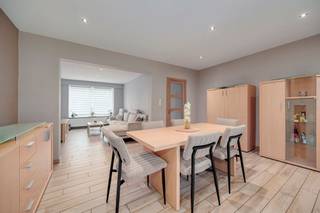 <p><span>Dit </span><span>huis </span><span>te koop is gelegen aan de </span><span>Autolei </span><span>in Wommelgem. Vlakbij vind je winkels, scholen, openbaar vervoer en </span><span>groene parken zoals Fort II</span><span>. Belangrijke invalswegen zijn ook meteen bereikbaar.</span></p><p><span> </span></p><p><span>Het huis heeft een bruikbare oppervlakte van zo'n 195m² en beschikt over een </span><span>hele leuke tuin</span><span>. Het huis is </span><span>volledig instapklaar</span><span> en </span><span>tip top in orde</span><span>. De woning beschikt over </span><span>3 slaapkamers.</span></p><p><span>Parkeren doe je heel eenvoudig op de </span><span>oprit </span><span>of gewoon voor de deur. Er is ook nog een </span><span>garage </span><span>aanwezig: ideaal als berging en fietsenstalling.</span></p><p><span>Gunstig </span><span>EPC label B</span><span> mede door </span><span>zonnepanelen </span><span>en </span><span>thuisbatterij</span><span>.</span></p><p><span> </span></p><p><span>Kelderverdieping</span></p><p><span>- oprit</span></p><p><span>- garage; wasplaats en berging</span></p><p><span> </span></p><p><span>Gelijkvloerse verdieping</span></p><p><span>- woonkamer met rechtstreekse toegang naar tuin</span></p><p><span>- eetkamer</span></p><p><span>- open geïnstalleerde keuken voorzien van alle moderne comfort</span></p><p><span>- badkamer met douche, lavabo en toilet</span></p><p><span>- zonnige tuin</span></p><p><span> </span></p><p><span>Eerste verdieping</span></p><p><span>- slaapkamer 1 </span></p><p><span>- slaapkamer 2</span></p><p><span>- slaapkamer 3 (2 en 3 liggen in cascade)</span></p><p><span> </span></p><p><span>Troeven</span></p><p><span>- centrale ligging</span></p><p><span>- handige garage</span></p><p><span>- CV op gas </span></p><p><span>- gunstig EPC label B</span></p><p><span>- zonnepanelen met een vermogen van 5,32 kWh en thuisbatterij van 5 kW</span></p><p><span>- grondig gerenoveerd in 2015</span></p><p><span> </span></p><p><span>Ben jij geïnteresseerd in dit huis te koop in Wommelgem, ben je op zoek naar ander vastgoed of wens je de waarde van jouw eigendom te kennen? Dan ben je bij BOLT immo aan het juiste adres! Wij helpen jou graag verder.</span><span> </span></p><p><span> </span></p><p><span> </span></p>