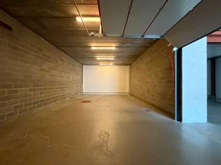 Situé au sein d’un ensemble sécurisé et facilement accessible, ce dépôt indépendant développe une surface totale d’environ 270 m² et offre un...