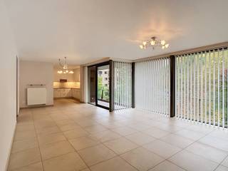 <p>This spacious apartment on Kesseldallaan offers you a pleasant combination of space, comfort, energy-efficient living and excellent accessibility. With two bedrooms, a generous terrace and a beautiful view, this is a lovely place to come home to. The apartment also benefits from an EPC label A, contributing to an energy-efficient living experience.</p><p>Upon entering, you are welcomed into the entrance hall, which is fitted with a built-in cupboard for extra storage space. The separate guest toilet is also located in the entrance hall. From here you reach the spacious living area, where you have every possibility to arrange a cosy seating area and a comfortable dining area. The open kitchen connects nicely to the living area, creating a pleasant overall space. A new combination oven will still be installed.</p><p>Adjoining this, you will find a spacious storage room that is particularly practical for daily life. The space is equipped with a tap and connections for a washing machine and dryer, allowing you to neatly organise your household facilities.</p><p>The apartment features two bedrooms that can be flexibly arranged as a comfortable bedroom, home office or hobby room, depending on your needs. The bathroom is equipped with a double washbasin, a shower and handy storage cabinets, offering both comfort and practical storage space.</p><p>A real asset is the beautiful terrace, where you can relax and enjoy the wonderful view. It forms a pleasant extension of the living area and provides you with a lovely spot to sit outside. In addition, you have your own parking space and a cellar storage unit, ideal for parking your car and storing items you don't need on a daily basis.</p><p>This apartment also scores strongly in terms of energy efficiency thanks to its EPC label A. All utilities are billed individually, so you manage your own consumption. The rental price is €1,180 per month, plus a monthly service charge of €70 for communal costs. Individual utility costs are not included in these amounts.</p><p>The location on Kesseldallaan ensures very good accessibility, making this apartment particularly appealing for those who want to get around easily.</p><p>The apartment is available by mutual agreement. Curious about the space, the view and the assets of this apartment? Feel free to arrange a visit via joni.dehert@living-stone.be or www.living-stone.be!</p>