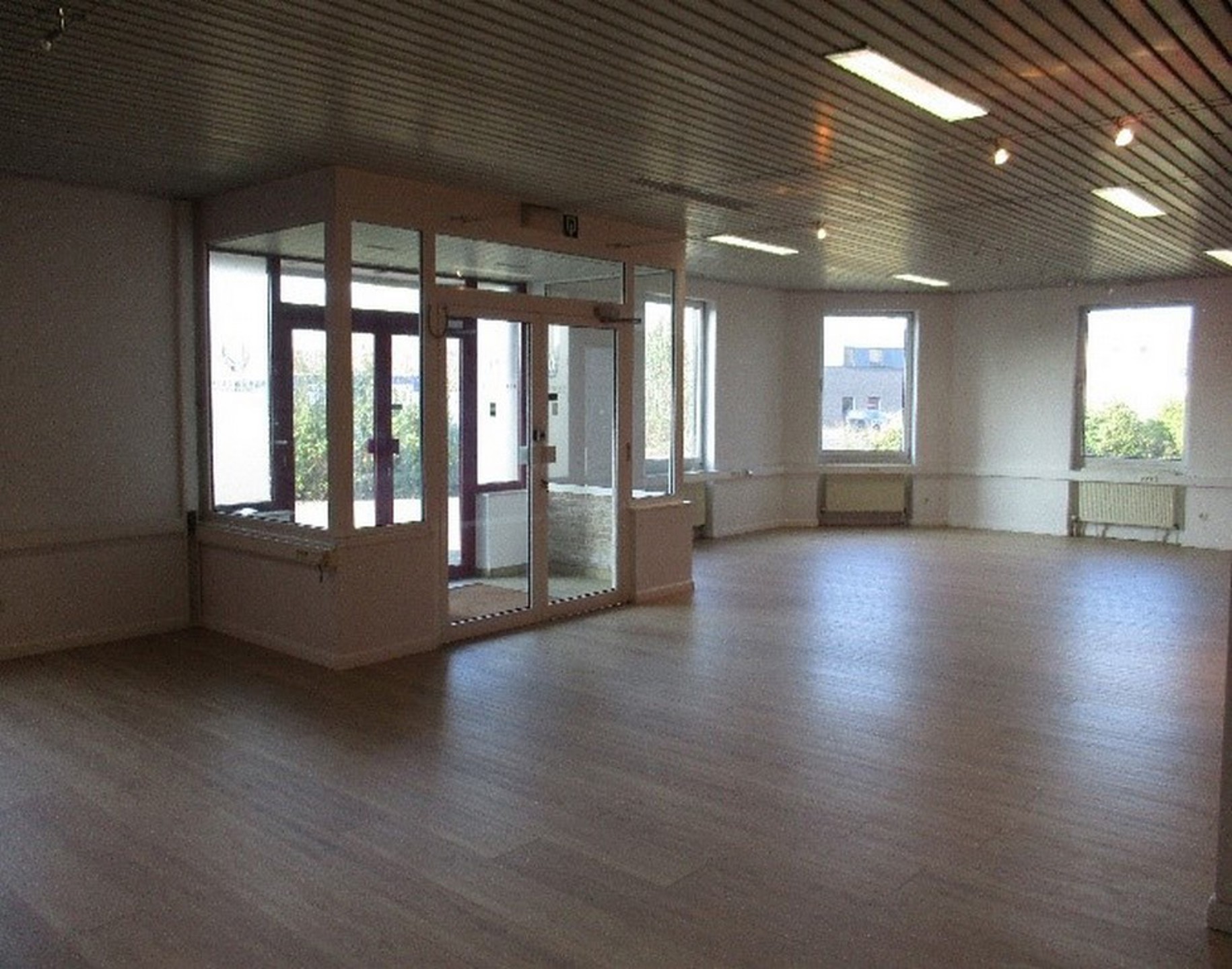 Magazijn 551m² met kantoorruimte 404m²  te huur.  - foto 4