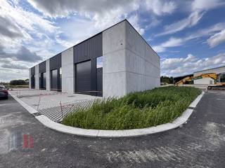 Nieuwbouw KMO-unit met een oppervlakte van +/- 225 m² en 3 privatieve parkeerplaatsen te koop, de unit maakt deel uit van de gloednieuwe...