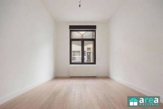 <p><span>Dit volledig gerenoveerd 1-slaapkamerappartement maakt deel uit van een kleinschalig gebouw met slechts 3 wooneenheden, zonder lift. Het betreft een modern gerenoveerd appartement met 1 slaapkamer op het gelijkvloers. Het gebouw werd recent vernieuwd met aandacht voor kwaliteit en energiezuinigheid. Dankzij de centrale ligging woon je in een bruisende buurt vlakbij ’t Stadscentrum, Centraal Station &amp; tal van hippe eet- en drinkplekken. Kortom: alles op wandel- en fietsafstand!</span></p><p><span> </span></p><p><span>Ideaal voor starters of als veilige investering (klassieke verhuur of Airbnb)!</span></p><p><span>Mogelijk rendement van 4,74% (aankoopkost incl. registratie!), bij verhuur aan €850/mnd.</span></p><p><span> </span></p><p><span>Grootste troeven:</span></p><p><span>-Centrale locatie</span></p><p><span>-1ste ingebruikname na renovatie</span></p><p><span>-Gunstig EPC (197kWh/m²/jaar)!</span></p><p><span>-Conforme EK + asbestveilig attest</span></p><p><span>-Dak &amp; zij- achtergevel geïsoleerd (14cm PUR)!</span></p><p><span>-Aparte meters (water, gas &amp; elektriciteit)</span></p><p><span>-Gezellige stadskoer (35m²) met privacy!</span></p><p><span> </span></p><p><span>Indeling: </span></p><p><span>De ruime living gaat naadloos over in de volledig geïnstalleerde en open leefkeuken (samen 32m²) met kwalitatieve Bosch-toestellen. Aansluitend bevindt zich de modern ingerichte badkamer (3m²) met douche en WC met daarnaast een handige berging (2m²). Via de keuken is er toegang tot de zuidgerichte stadskoer (35m²) met voldoende privacy. Aan de voorzijde van het appartement bevindt zich de slaapkamer (13m²).</span></p><p><span> </span></p><p><span>Voor meer informatie kan u terecht bij Area Partners: Info@area.be of 03/284.60.60</span></p>