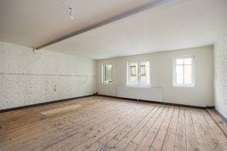 <p><span>Gerenoveerd atelier / polyvalante ruimte van ca 160 m² met loftallure, in het centrum van de stad, vlakbij winkels, scholen en openbaar vervoer.</span></p><p><span>Dit atelier is deel van een recent gerenoveerd akhuis en baadt in een industrieel/loftachtige sfeer met een hedendaags tintje.</span></p><p><span>Het gebouw is gekend en vergund als pakhuis, en wordt met basisakte opgeleverd in 4 vergunde ateliers/polyvalente ruimtes/...</span></p><p><span>Domiciliëring is echter niet toegelaten.</span></p><p><span> </span></p><p><span>Indeling:</span></p><p><span> </span></p><p><span>Gelijkvloers centrale gemeenschappelijke inkomhal met toegang tot de traphal.</span></p><p><span>Op de 2de verdieping vinden we dit atelier van ca 160 m². Het betreft quasi 1 grote open ruimte.</span></p><p><span>Er is wel een afgesloten badkamer (met douche, toilet en lavabomeubel) en een afgesloten berging (CV installatie en wasplaats).</span></p><p><span> </span></p><p><span>Bijzonderheden:</span></p><p><span> </span></p><p><span>Het gebouw werd in 2023 volledig gerenoveerd. Elektriciteit conform AREI, gunstig EPC attest (A), nieuwe keuken en badkamer, ...</span></p><p><span>Aparte meters voor water, gas en elektriciteit. P score : A en G score :  A.</span></p><p><span> </span></p><p><span>Ideaal voor creatieve geesten, schilders, kunstenaars, mensen die een plaats zoeken om tot rust te komen, een eigen schuilplekje in de stad.</span></p><p><span> </span></p><p><span>Wg, Vg, Gdv, Vkr, Gvv.</span></p><p><span> </span></p><p><span> </span></p>