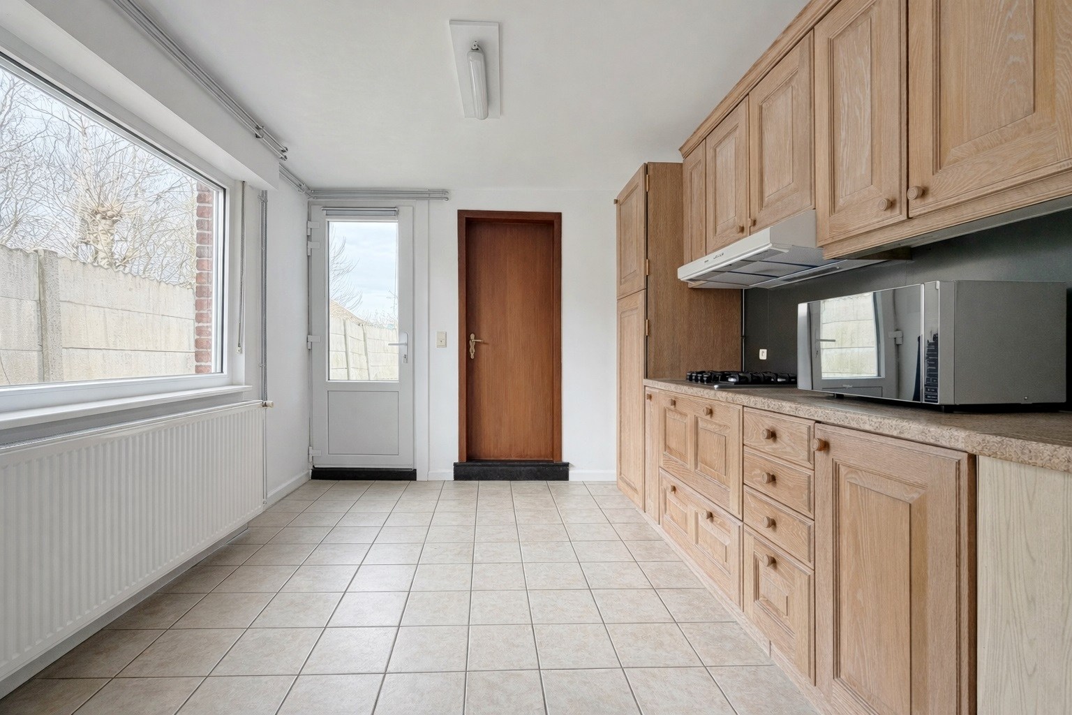 Charmante rijwoning met zonnige tuin in het rustige Woesten - foto 5