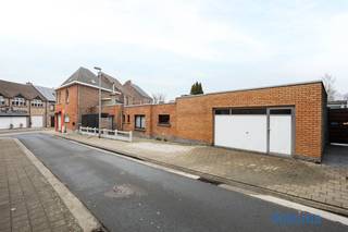 Bent u al langer op zoek naar een pand waar samenleven, zorg of ondernemen harmonieus samenkomen? Dan is dit unieke handelshuis, perfect inzetbaar als kangoeroe- of zorgwoning, een kans die u niet mag laten voorbijgaan.<br /><br />Met een bewoonbare oppervlakte van circa 264 m² en een indrukwekkende straatbreedte van +/- 36 meter biedt dit pand uitzonderlijk veel mogelijkheden. De huidige eigenaar deelde het voormalige winkelpand doordacht op in twee volwaardige woonentiteiten.<br /><br />De voormalige winkelruimte werd omgetoverd tot een aangenaam éénslaapkamerappartement dat volledig werd ingericht voor comfortabel zelfstandig wonen. Dit bestaat uit een open leefruimte met eethoek en keuken, badkamer met douche en toilet, slaapkamer en aparte ruime bergruimte (niet vergund).<br /><br />Aansluitend maar volledig afgescheiden bevindt zich de hoofdwoning. Hier geniet u van een royale zithoek met een gezellige houtkachel die instant warmte en sfeer brengt.<br /><br />De woning beschikt verder over een badkamer met meubel en inloopdouche, een afzonderlijk toilet en een ruime keuken. Aansluitend aan de keuken vindt u een praktische bergruimte met plaats voor wasmachine, droogkast en extra stockage. Op de eerste verdieping bevinden zich drie volwaardige slaapkamers. Via de vaste trap bereikt u de zolder die eenvoudig kan worden ingericht als extra slaapkamers, hobby- of stockageruimte.<br /><br />De ruime garage van 31 m² maakt het geheel extra praktisch voor gezinnen, ouderen, thuiswerkers of zelfstandigen. U geniet van de buitenlucht of een gezellige BBQ op de verharde buitenruimte van +/- 70 m².<br /><br />Gelegen nabij het centrum van Erembodegem combineert deze eigendom rust met een bijzonder vlotte bereikbaarheid. Openbaar vervoer, scholen, buurtwinkels en horeca bevinden zich in de directe omgeving.<br /><br />Dit is een zeldzame opportuniteit voor wie een toekomstgerichte woondroom zoekt op een strategische locatie. Wilt u het volledige potentieel zelf ervaren, aarzel dan niet en vraag vandaag nog uw bezoek aan.<br /><br />* Dit pand kan onderhevig zijn aan de renovatieverplichting die door de Vlaamse overheid wordt opgelegd voor residentiële gebouwen. Consulteer voor meer informatie de website van het Vlaams Energie- en Klimaatagentschap.