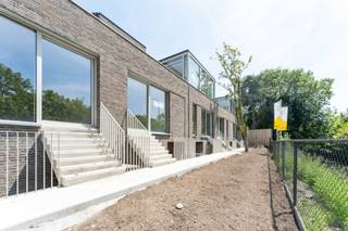 In deze woning woon je rustig en comfortabel op een unieke locatie langs het water. De praktische indeling met twee slaapkamers en een aangename buitenruimte maakt van deze woning een ideale thuisbasis. De combinatie van warme materialen, veel lichtinval en een eigen toegang zorgt voor een woongevoel dat doet denken aan een klassieke woning.