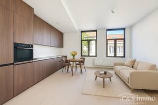 Dit charmante vernieuwde appartement in een klein gebouw, biedt een perfecte balans tussen comfort en stijl, gelegen in de levendige en...