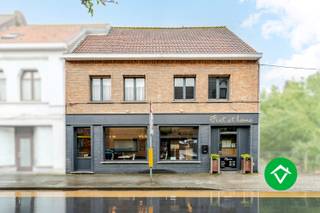 Centraal gelegen in het hart van Eernegem bevindt zich deze commerciële handelswoning met woonst, momenteel uitgebaat als een succesvolle en...