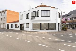 TOPLOCATIE MET MAXIMALE VISIBILITEIT IN HARTJE TIELT! Gelegen in de Kortrijkstraat 137, pal in het centrum van Tielt en op wandelafstand van winkels, bakkers, slagers, scholen, het station en diverse andere voorzieningen. Deze veelzijdige eigendom combineert twee afzonderlijke handelspanden met een woongelegenheid, garage en gezellige stadstuin en vormt hierdoor een bijzonder interessante opportuniteit voor zowel de investeerder als de zelfstandige.<br /><br />PLUSPUNTEN:<br />* TOPLOCATIE MET UITSTEKENDE VISIBILITEIT IN HET CENTRUM VAN TIELT<br />* 2 HANDELSPANDEN + WOONST + GARAGE + STADSTUIN<br />* RAMEN MET HOOGRENDEMENTSGLAS (2021)<br />* DAKISOLATIE (2021)<br />* GEÏSOLEERDE AUTOMATISCHE GARAGEPOORT (2021)<br />* APARTE TELLERS VOOR GAS, WATER EN ELEKTRICITEIT<br />* VLOTTE PARKEERMOGELIJKHEID<br /><br />INTERIEUR<br />HANDELSPAND 1 is momenteel ingericht als reisbureau en beschikt over een ruime en lichtrijke winkelruimte van 53 m², aangevuld met een apart toilet, technische ruimte en keukenruimte.<br /><br />HANDELSPAND 2 is toegankelijk via de Sint-Michielstraat en is momenteel ingericht als kapsalon. De commerciële ruimte heeft een oppervlakte van 35 m² en beschikt over een afzonderlijk gastentoilet. Via een aparte inkom is er toegang tot de bovenliggende woongelegenheid.<br /><br />Het WOONGEDEELTE op de eerste verdieping omvat een inkomhal met aansluitend een ruime leefruimte van 31,50 m², afgewerkt met parket. Aansluitend bevindt zich de halfopen ingerichte keuken van 6 m², voorzien van een kookplaat, dampkap, oven, spoelbak en koelkast.<br /><br />Via de nachthal bereikt u de twee slaapkamers van respectievelijk 12,50 m² en 11,50 m², het afzonderlijke toilet en de badkamer met lavabo, ligbad en aansluitingen voor wasmachine en droogkast. Daarnaast beschikt de woonst over een praktische zolderruimte, bereikbaar via een vouwtrap. De zolder werd in 2021 volledig geïsoleerd.<br /><br />EXTERIEUR<br />Achteraan de eigendom bevindt zich een garage van 16 m², voorzien van een vernieuwde, geïsoleerde en automatische garagepoort. Vanuit de garage is er rechtstreeks toegang tot de gezellige stadstuin van ca. 65 m², een bijzonder aangename buitenruimte midden in het centrum.<br /><br />Een veelzijdige investering op een absolute toplocatie, ideaal voor wie commerciële ruimtes wil combineren met een woongelegenheid en een private buitenruimte.<br /><br />EPC WOONGEDEELTE = LABEL C<br />EPC HANDELSPAND 1 = LABEL B<br />EPC HANDELSPAND 2 = LABEL E